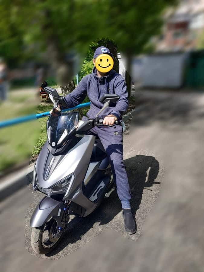 Высокий человек на электроскутере